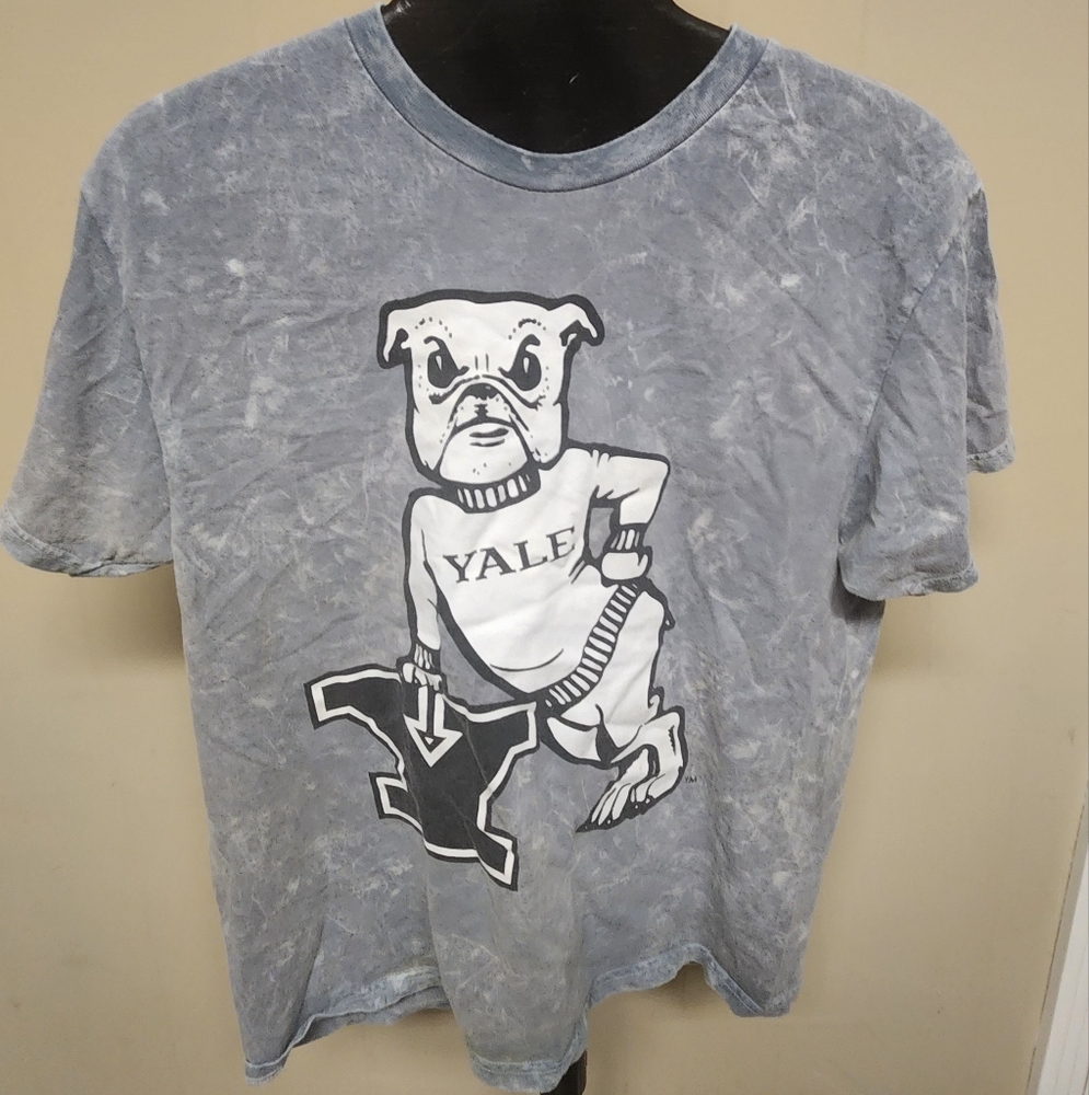 Yale University Bulldog Men's Size Large Gray Graphic Print T-shirt